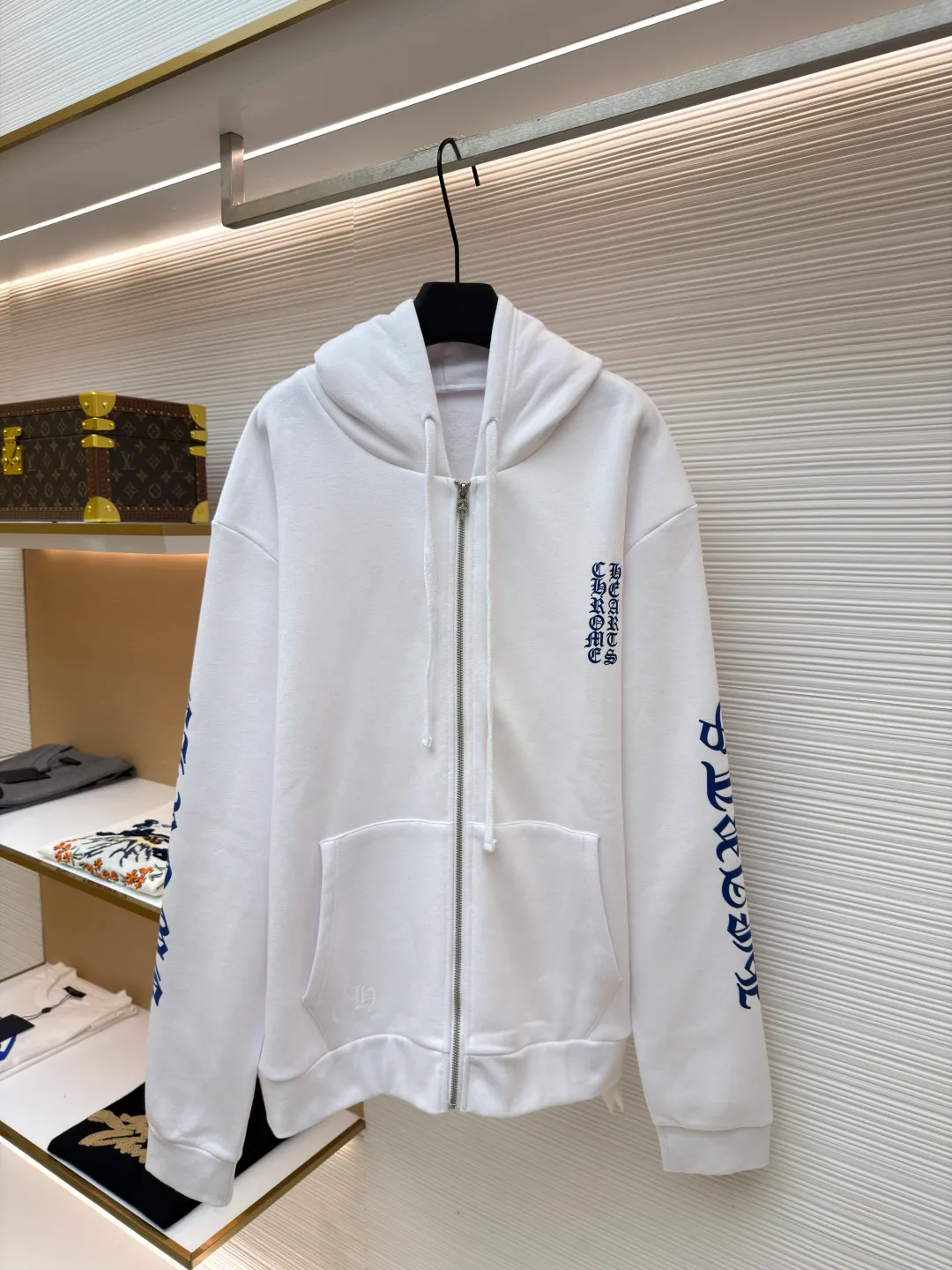 Chrome Hearts1988 limited Sanskrit printed zipper hoodie ●Original version: purchased and developed by 11759 ●Item number: 1681111-B05 ●Fabric: Fleece full size fabric ●Technology: Made with thermoset ink ●Version: Loose version ●Weight: about 710g ●Size: S-M-L-XL ●Description: The fabric is made of fleece 420g pure cotton and printed using a variety of printing techniques, thermoset ink printing. The overall wiring is straight and delicate, the fabric is comfortable and soft, and the color is consistent without color difference. It can be matched with the same style to create a fashionable look and control various occasions. Customized accessories, complete with three standards, same style for men and women!